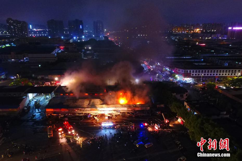 A cyclist set a new national record for the fastest time in a 100-kilometer race