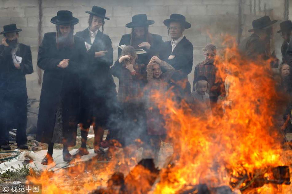 Chemists create natural cleaning products safe for pets