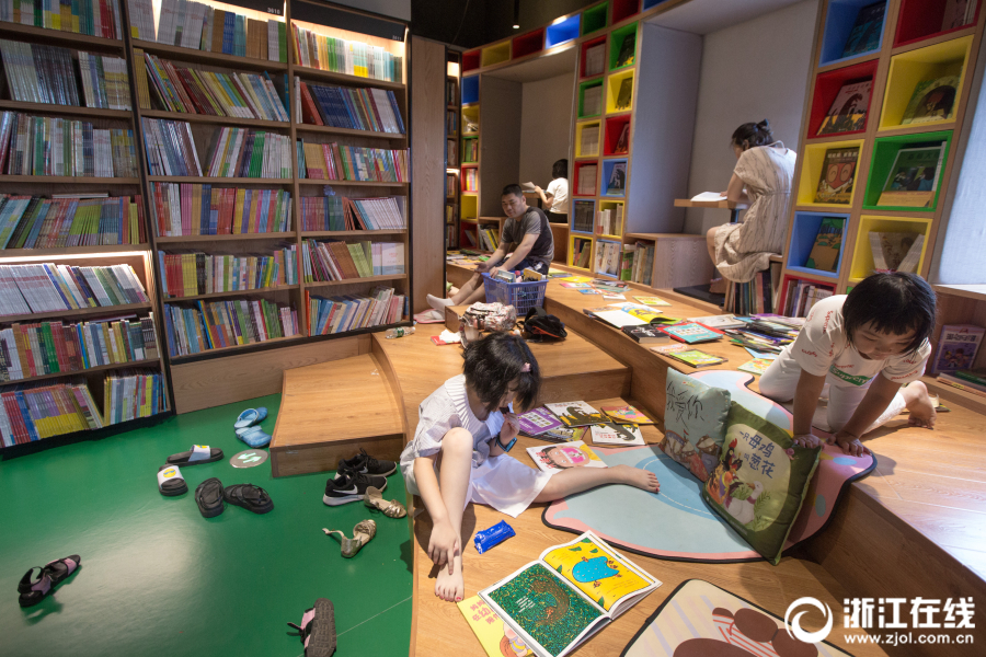 Marine biologists plant new coral to restore damaged reefs