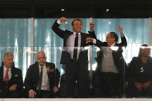 A famous painter’s exhibition drew large crowds to the art gallery