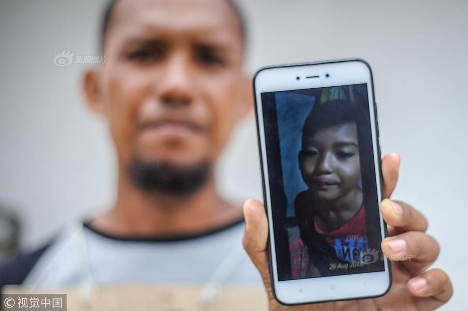 A small business owner started offering online workshops to teach others how to start their own businesses