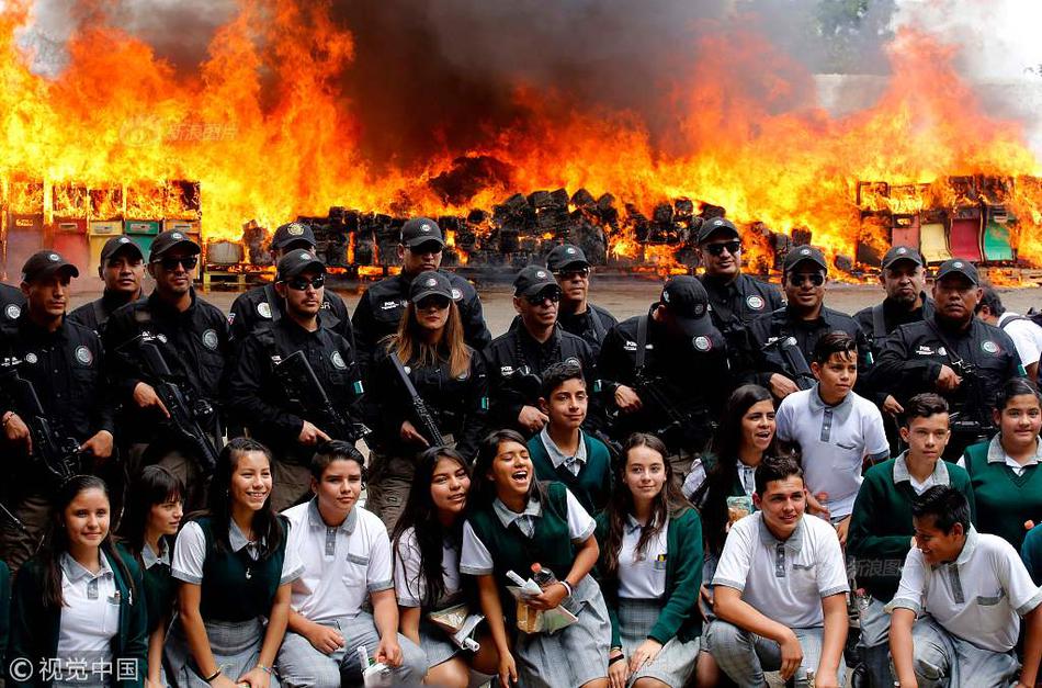 A photographer’s photos of a local sunset went viral on Instagram, gaining 100k likes