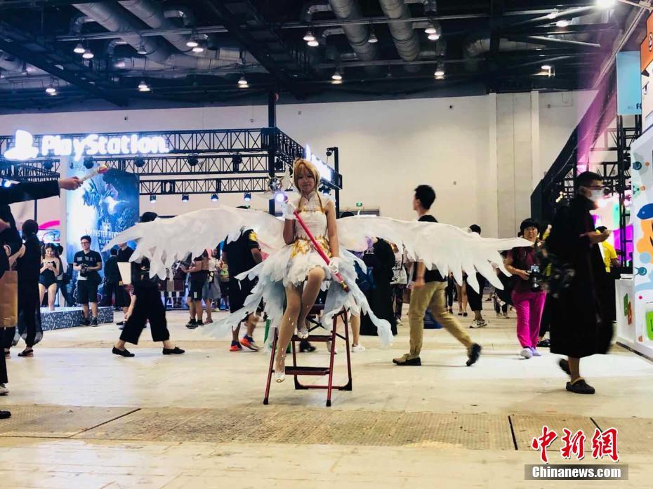 A photographer created promotional photos for a local boutique