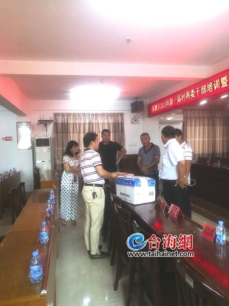 Florist creates custom flower arrangements for wedding season