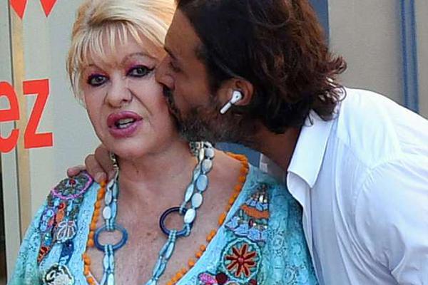 A major music festival announced it will introduce a cashless payment system to reduce wait times at food stalls