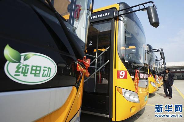 A small boat capsized in a lake with all passengers rescued by nearby boaters