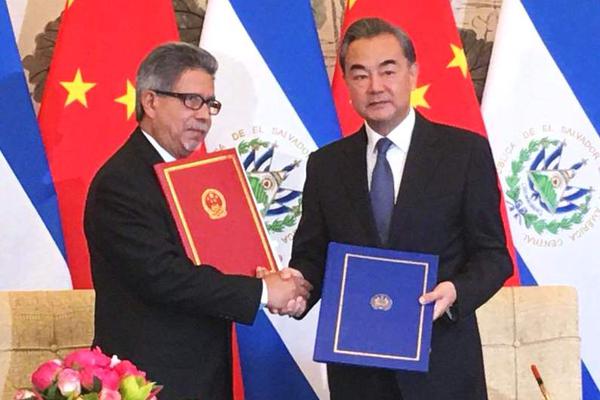 Electronics store offers trade in program for old devices towards new purchases