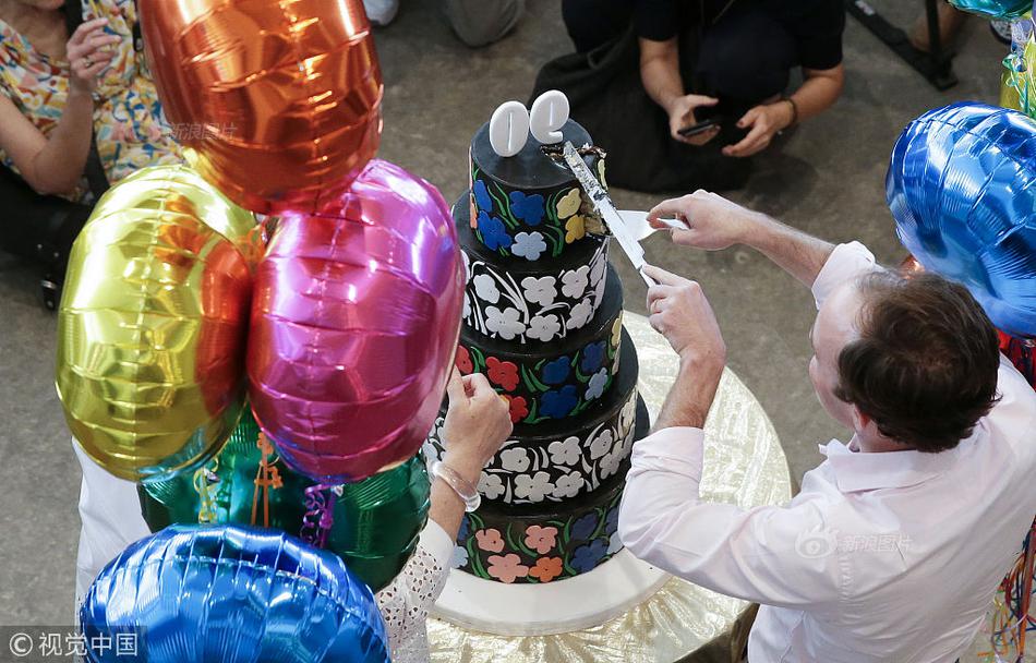 Art gallery hosts opening reception for new exhibition by local artists