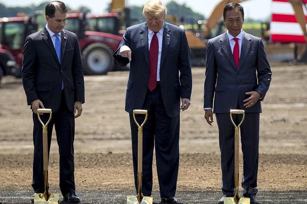 Scientists observed a rare astronomical event involving two passing comets