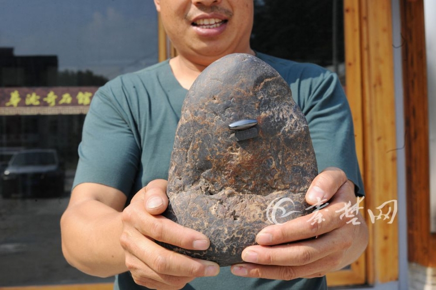 A new shopping mall opened to the public with many famous brand stores