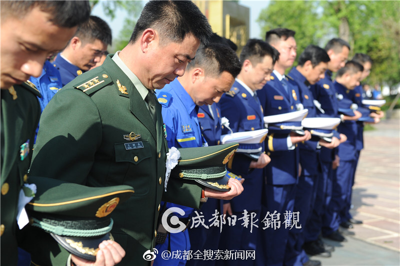 A famous chef opened a new restaurant specializing in fusion cuisine combining two cultures