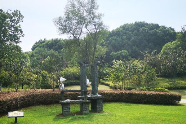 A famous singer performed a surprise concert for nurses and doctors at a city hospital
