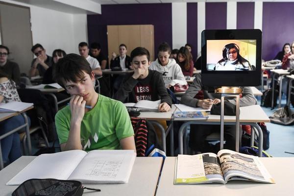 Toy company creates interactive puzzle sets that teach geography to kids