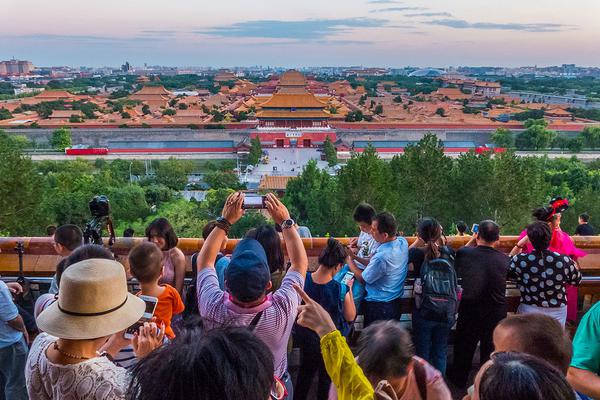 An international aid group delivered 10000 tons of food to a country facing famine due to conflict