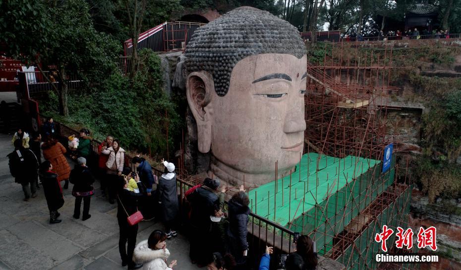 A museum displayed ancient artifacts from a civilization that existed 5,000 years ago