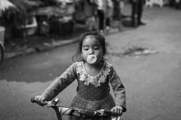 A photographer hosted an exhibition of black-and-white photos of the city’s historic buildings