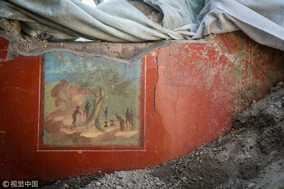 Scientists discovered a new type of bee that is essential for pollinating certain crops