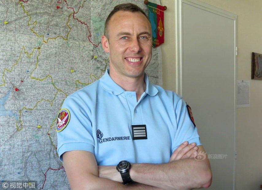 A school district started a mentorship program where experienced teachers help new hires