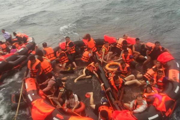 A bookstore hosted a book signing with a best-selling author, drawing over 300 attendees