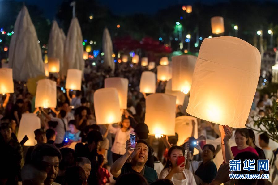 Toy store hosts craft day for kids to make holiday decorations
