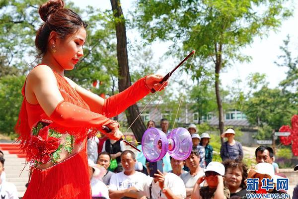 A famous chef opened a new restaurant in the city’s downtown area, specializing in fusion cuisine from around the world.