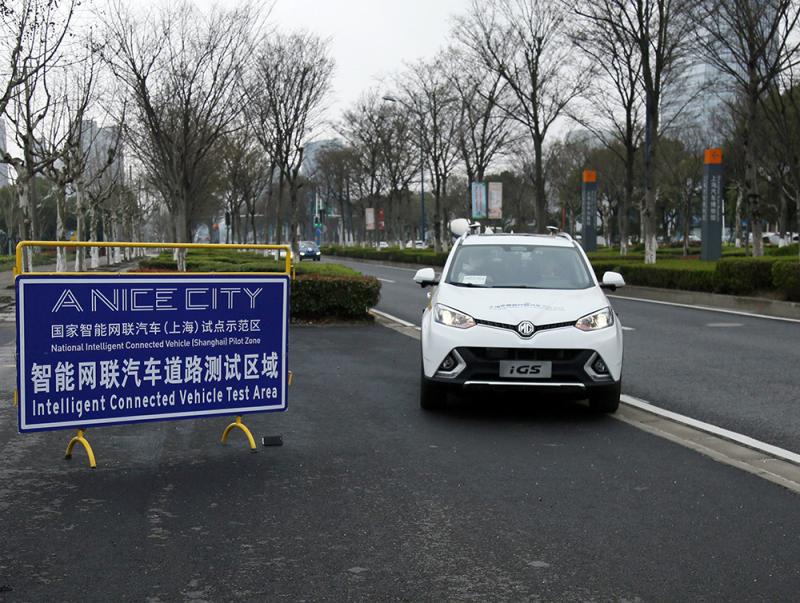 A car accident on a busy street caused minor traffic delays but no serious injuries