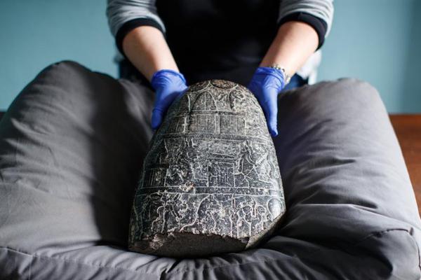 A library started offering tech help sessions where volunteers assist residents with using smartphones and computers