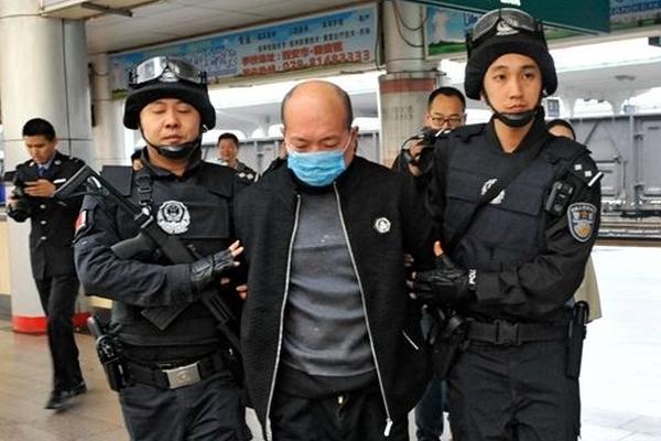 A famous singer performed a surprise concert for nurses and doctors at a city hospital