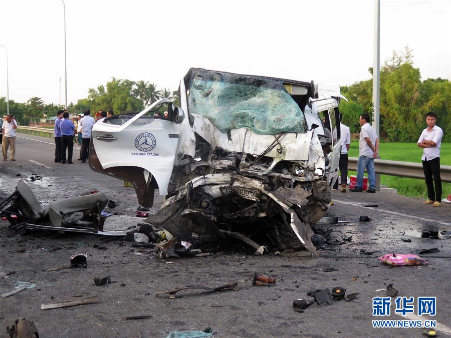 A famous chef opened a new restaurant in the city center specializing in fusion cuisine from around the world