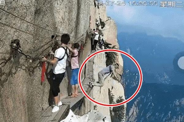 Postal service hires extra workers for holiday package delivery