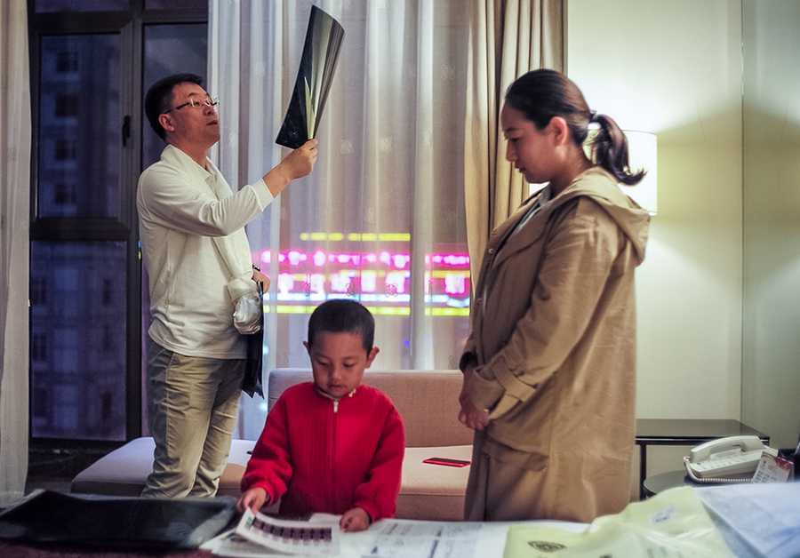 Oceanographers study effects of rising sea temperatures on coral reef ecosystems