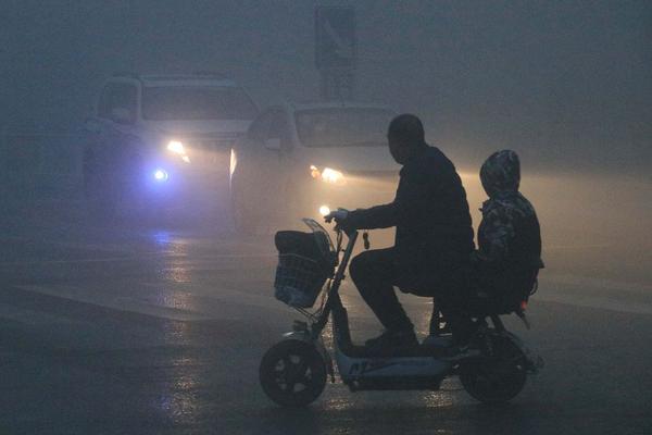 Theater group stages free outdoor production of Shakespeare play in city park