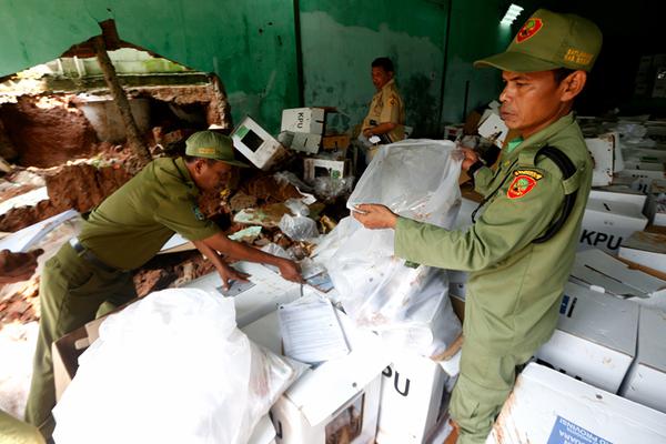 A large bookstore opened a new branch with a coffee shop inside