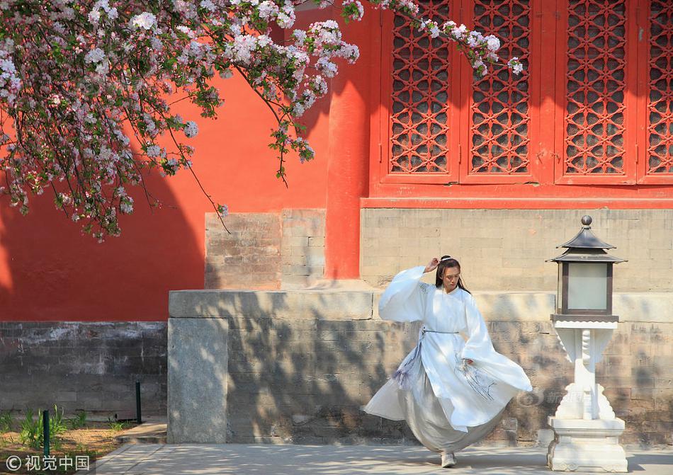 A retailer announced it would offer free shipping on all orders over $30 during its summer sale