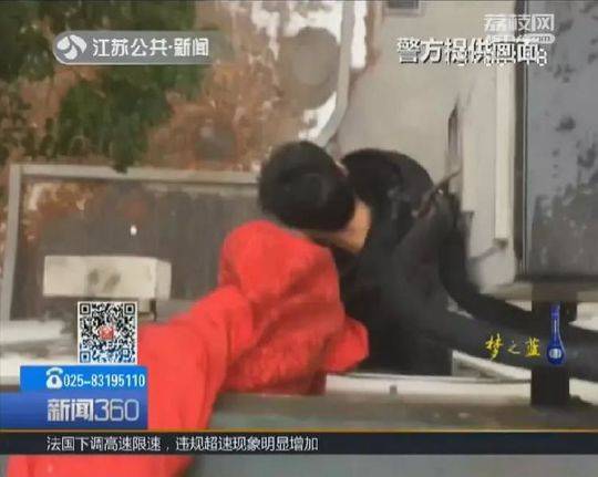 Radio station hosts fundraiser to collect food for local food bank