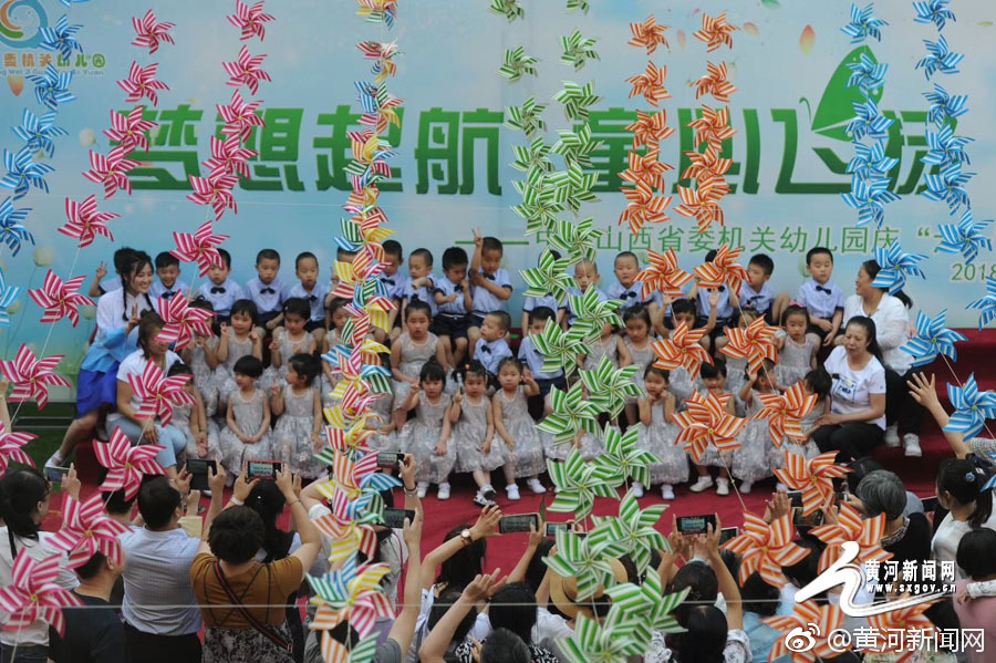 City hosts parade with floats from local businesses and schools