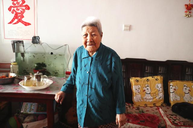 A coffee chain announced it will offer free coffee to customers who bring their own reusable cups