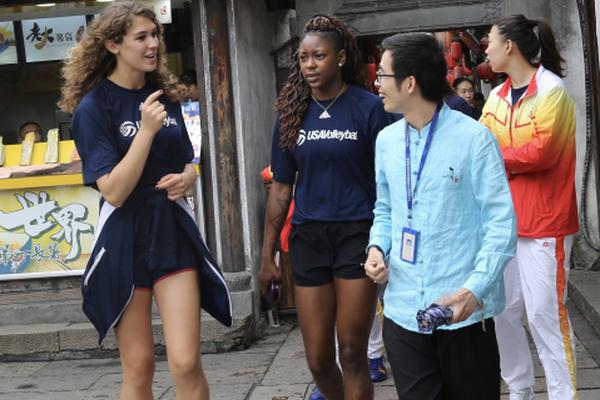 Tech startup unveils portable device that monitors air quality in real time