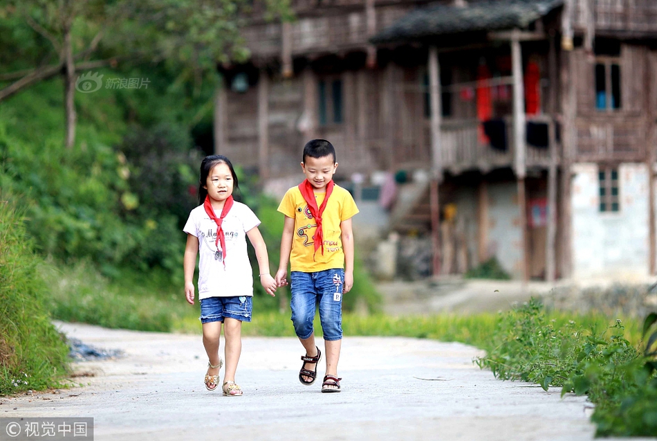 A popular fashion brand announced it will recycle old clothes into new products