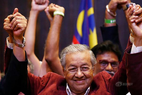 Public library starts new program to teach seniors how to use smartphones