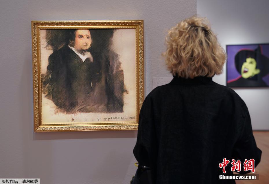 A community center offered free computer classes for seniors to help them use smartphones and tablets