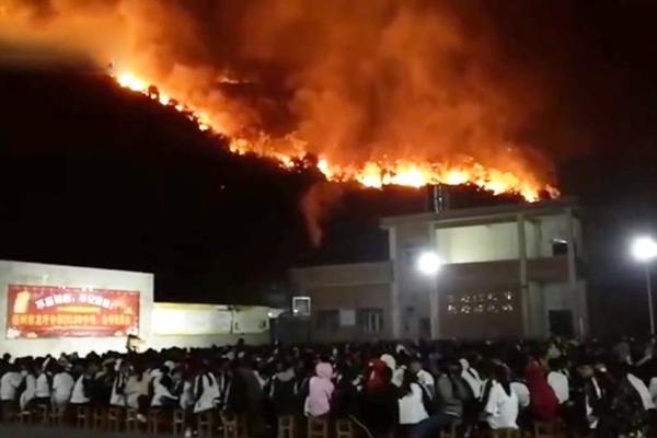 Oceanographers study effects of rising sea temperatures on coral reef ecosystems