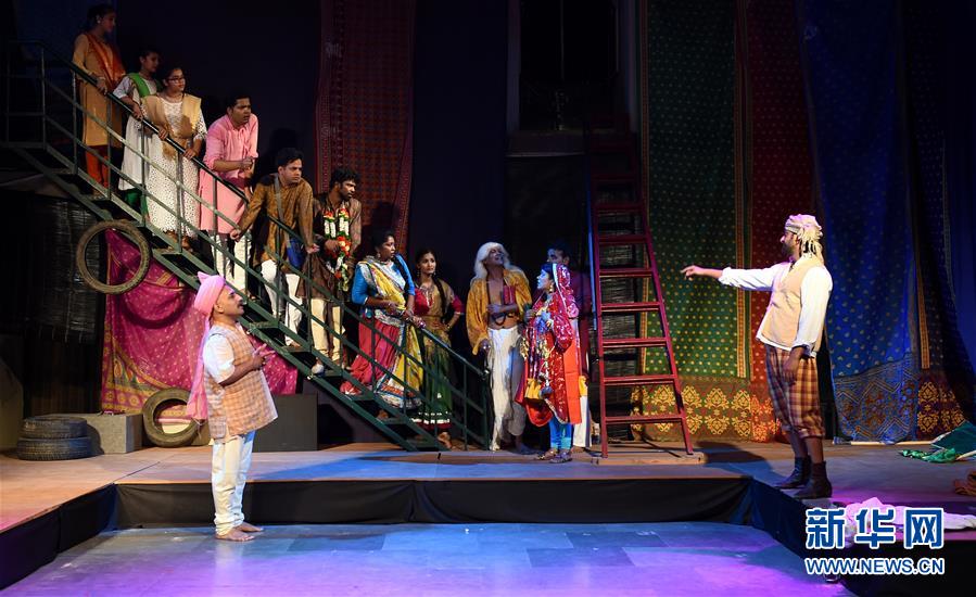 Radio station hosts fundraiser to collect food for local food bank