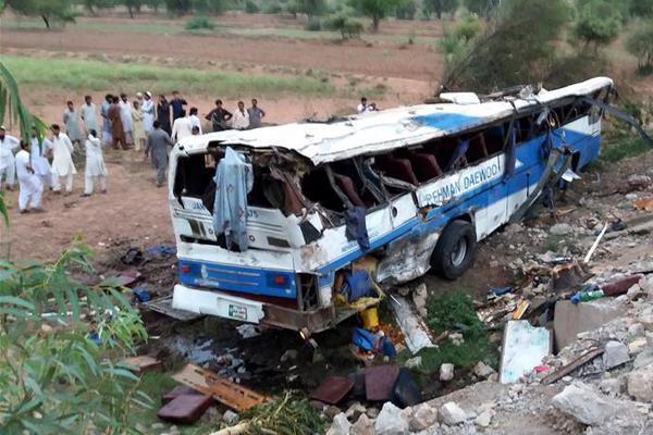 A small plane crashed in a mountainous area with the pilot rescued by a search team