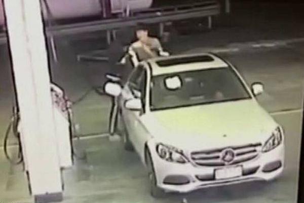 An international aid group delivered 10000 tons of food to a country facing famine due to conflict