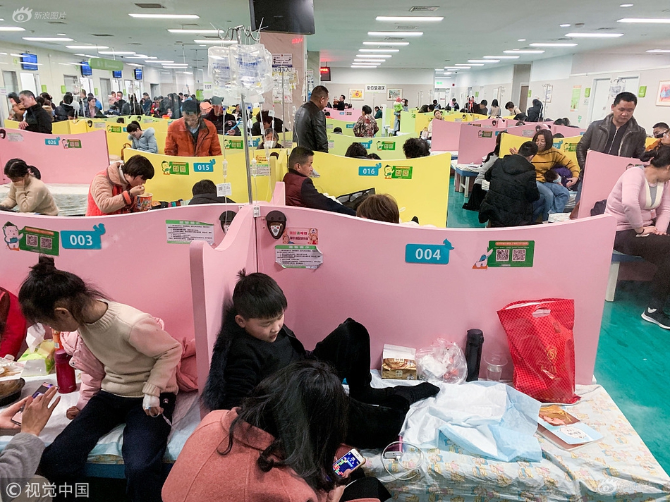 A new survey found that 62% of employees prefer hybrid work models combining remote and in-office work