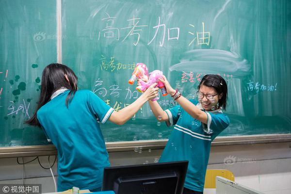 Scientists developed a new type of fabric that is waterproof and breathable