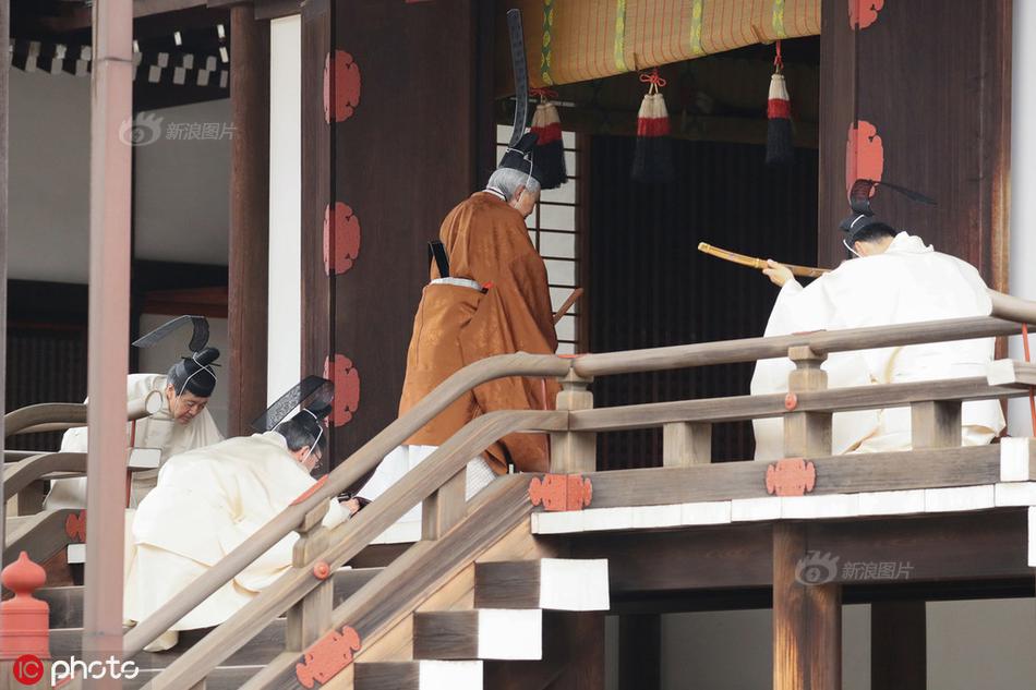 A research study showed that eating nuts as a snack can help with weight management