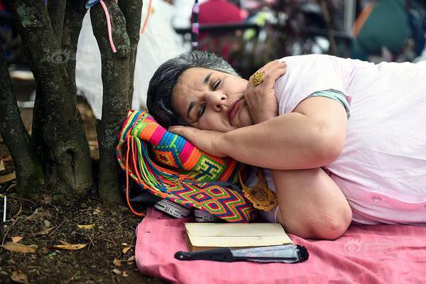 A severe thunderstorm with hail damaged hundreds of cars and rooftops in a suburban area