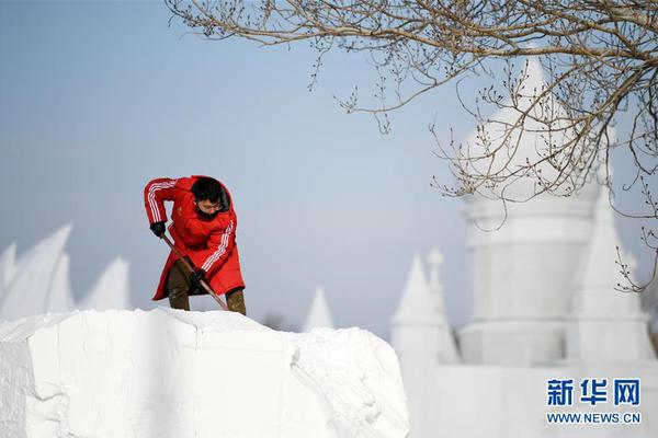 Theater group puts on outdoor production of 